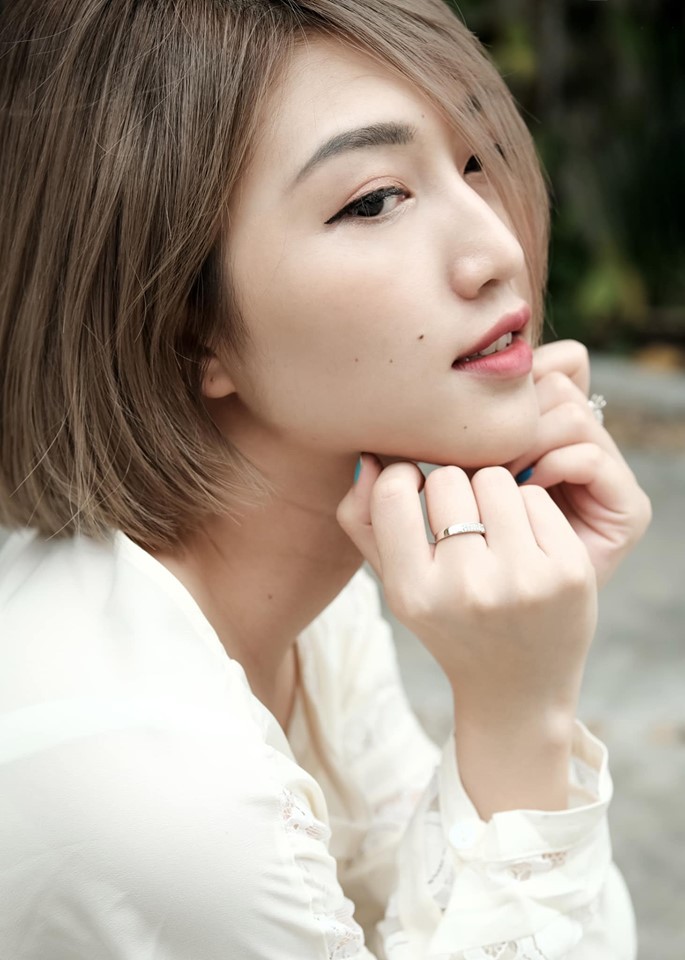 Nữ chính gây sốt với màn quỳ gối tỏ tình ở 'Người ấy là ai?': Thắng run bần bật trên sân khấu, bố mẹ mình đã rất sốc! - 4 Nữ chính gây sốt với màn quỳ gối tỏ tình ở 'Người ấy là ai?': Thắng run bần bật trên sân khấu, bố mẹ mình đã rất sốc! - 4