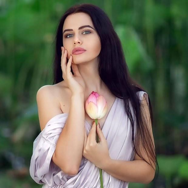 Ba người đẹp Đông Âu 'gây sốt' khi chụp ảnh với sen - 10 Ba người đẹp Đông Âu 'gây sốt' khi chụp ảnh với sen - 10