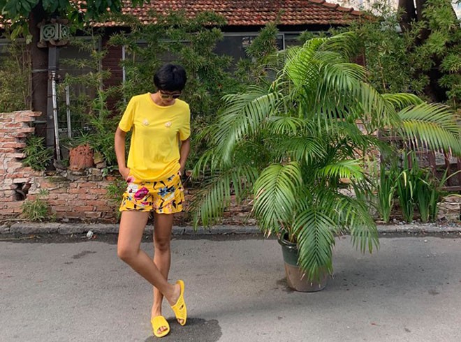 Vợ cũ Huy Khánh 'gây bão' khi nhận xét H'Hen Niê đi dép tổ ong là 'quê mùa lôm côm' nhưng cách đáp trả của Hoa hậu khiến ai cũng phải ngả mũ - 3 Vợ cũ Huy Khánh 'gây bão' khi nhận xét H'Hen Niê đi dép tổ ong là 'quê mùa lôm côm' nhưng cách đáp trả của Hoa hậu khiến ai cũng phải ngả mũ - 3