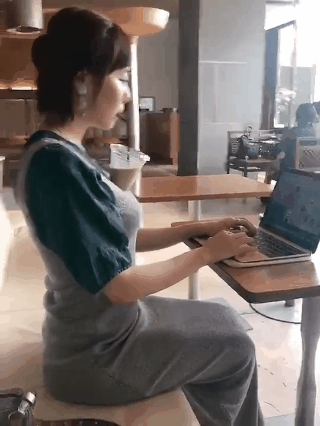Thử thách uống trà sữa không cần cầm cốc đang xôn xao MXH, chị em 'ngực lép' ngậm ngùi nhận thua ngay từ vòng loại - 2 Thử thách uống trà sữa không cần cầm cốc đang xôn xao MXH, chị em 'ngực lép' ngậm ngùi nhận thua ngay từ vòng loại - 2