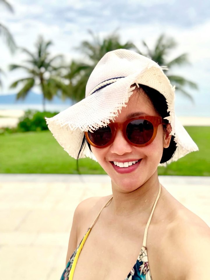 Tái xuất mạng xã hội sau 3 tuần vắng bóng, Hồng Nhung cởi đồ khoe thân hình tuổi 50 và tiết lộ về 'người đàn ông' cầm máy ảnh - 2 Tái xuất mạng xã hội sau 3 tuần vắng bóng, Hồng Nhung cởi đồ khoe thân hình tuổi 50 và tiết lộ về 'người đàn ông' cầm máy ảnh - 2