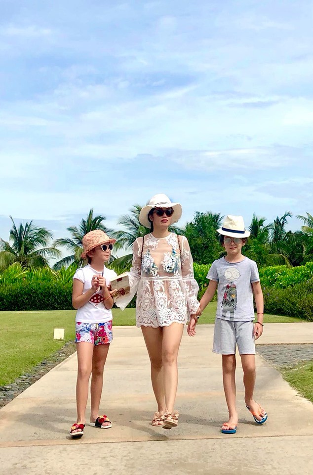 Tái xuất mạng xã hội sau 3 tuần vắng bóng, Hồng Nhung cởi đồ khoe thân hình tuổi 50 và tiết lộ về 'người đàn ông' cầm máy ảnh Tái xuất mạng xã hội sau 3 tuần vắng bóng, Hồng Nhung cởi đồ khoe thân hình tuổi 50 và tiết lộ về 'người đàn ông' cầm máy ảnh