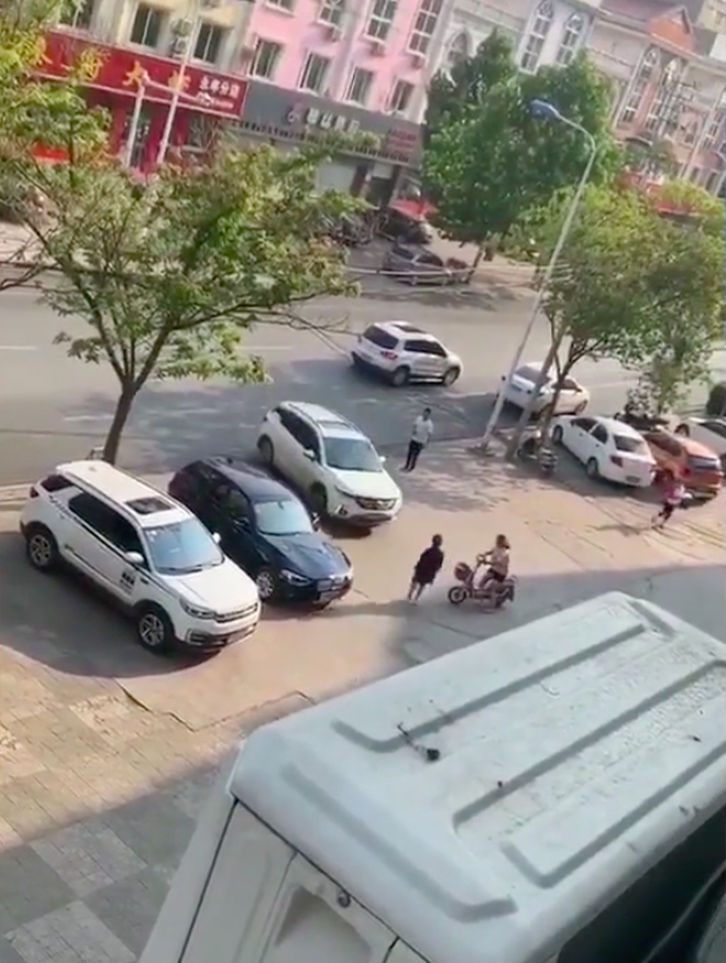 Vừa làm xong thủ tục ly hôn, chồng lái xe đâm thẳng vào vợ khiến cộng đồng mạng phẫn nộ - 1 Vừa làm xong thủ tục ly hôn, chồng lái xe đâm thẳng vào vợ khiến cộng đồng mạng phẫn nộ - 1