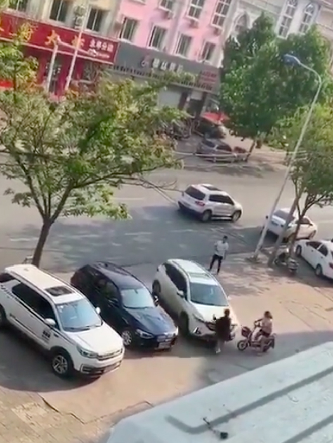 Vừa làm xong thủ tục ly hôn, chồng lái xe đâm thẳng vào vợ khiến cộng đồng mạng phẫn nộ - 2 Vừa làm xong thủ tục ly hôn, chồng lái xe đâm thẳng vào vợ khiến cộng đồng mạng phẫn nộ - 2