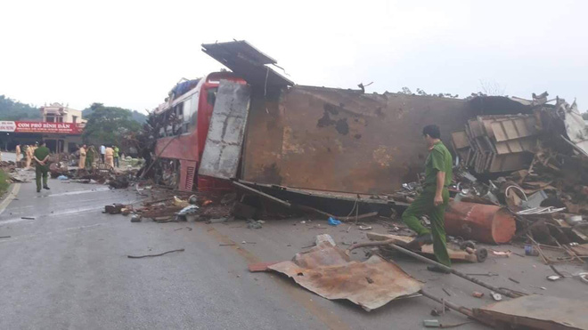 Hiện trường vụ tai nạn kinh hoàng khiến 3 người tử vong, 38 người bị thương ở Hòa Bình - 13 Hiện trường vụ tai nạn kinh hoàng khiến 3 người tử vong, 38 người bị thương ở Hòa Bình - 13