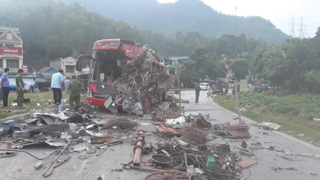 Hiện trường vụ tai nạn kinh hoàng khiến 3 người tử vong, 38 người bị thương ở Hòa Bình - 14 Hiện trường vụ tai nạn kinh hoàng khiến 3 người tử vong, 38 người bị thương ở Hòa Bình - 14
