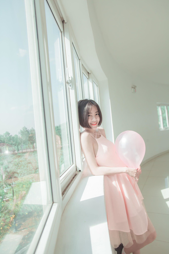 Mặc đồng phục chụp vội tấm ảnh, nữ sinh 2001 khiến dân tình chao đảo vì quá xinh xắn, ngọt ngào - 2 Mặc đồng phục chụp vội tấm ảnh, nữ sinh 2001 khiến dân tình chao đảo vì quá xinh xắn, ngọt ngào - 2