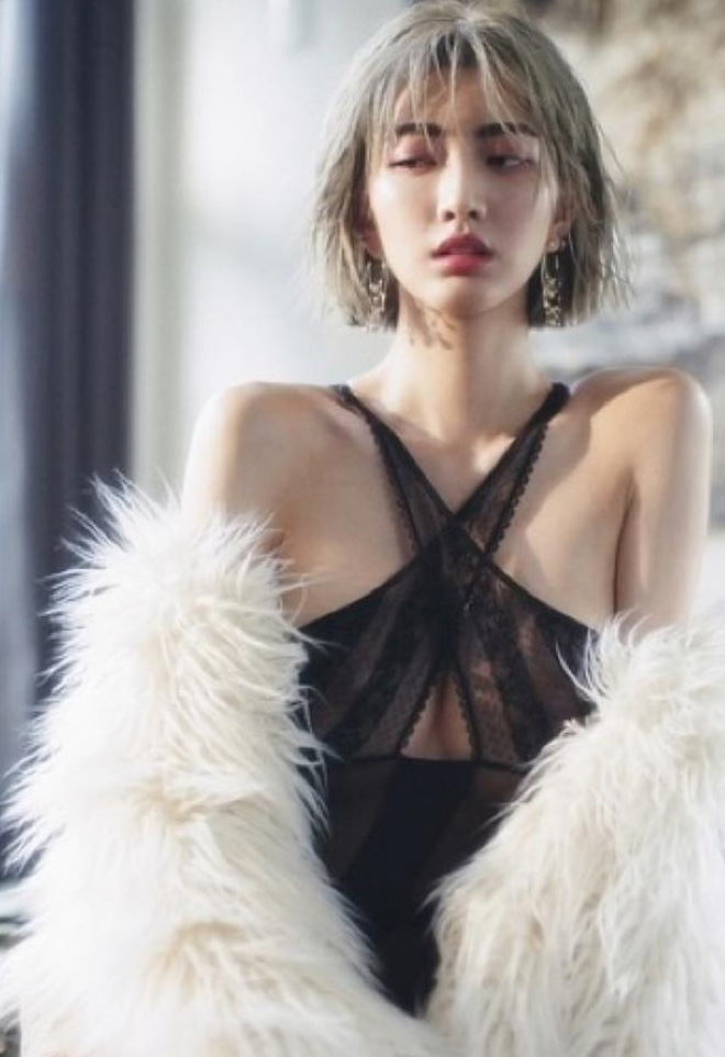 Cô gái giản dị vẫn nổi bật cả góc tàu điện ngầm, biết được danh tính lại càng bất ngờ hơn - 3 Cô gái giản dị vẫn nổi bật cả góc tàu điện ngầm, biết được danh tính lại càng bất ngờ hơn - 3