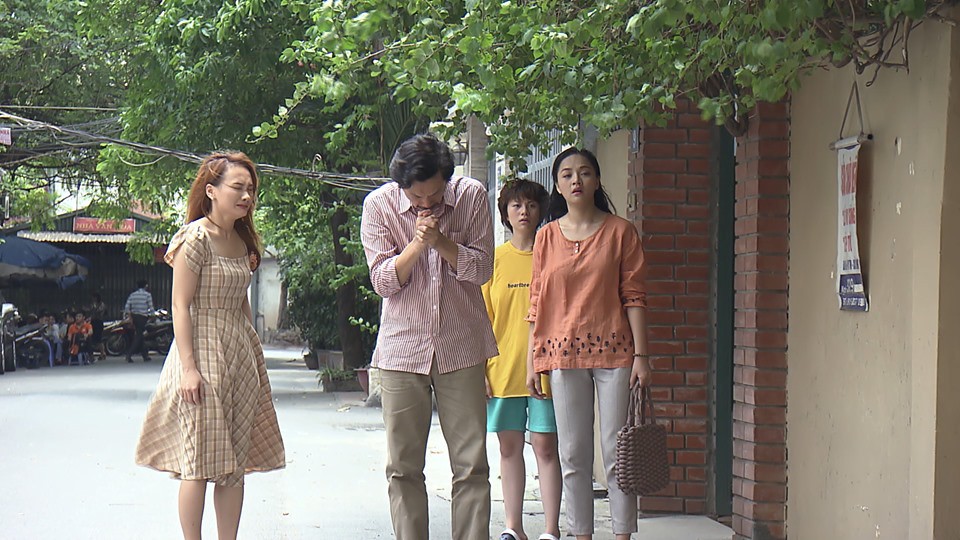 'Về nhà đi con': Lộ thêm cảnh Thư ném hoa, sỉ nhục tình mới của bố, nhưng đây sự thật là gì? 'Về nhà đi con': Lộ thêm cảnh Thư ném hoa, sỉ nhục tình mới của bố, nhưng đây sự thật là gì?