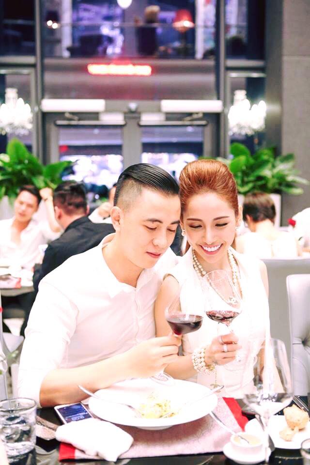 Từ bỏ công việc kiếm cả tỷ mỗi tháng, ông chồng này khiến bao đàn ông tham vọng phải tỉnh: 'Người phụ nữ cuối cùng ở bên ta mới quý giá nhất' - 1 Từ bỏ công việc kiếm cả tỷ mỗi tháng, ông chồng này khiến bao đàn ông tham vọng phải tỉnh: 'Người phụ nữ cuối cùng ở bên ta mới quý giá nhất' - 1
