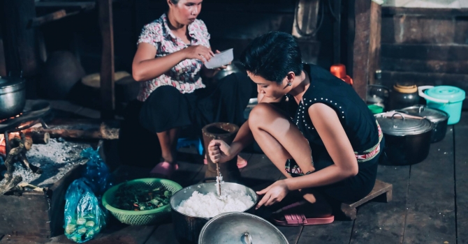 Vợ cũ Huy Khánh tiếp tục gây tranh cãi khi dạy dỗ H'Hen Niê: 'Tươm tất chỉn chu không nhất thiết phải mang giày hiệu 30 triệu đồng đâu' Vợ cũ Huy Khánh tiếp tục gây tranh cãi khi dạy dỗ H'Hen Niê: 'Tươm tất chỉn chu không nhất thiết phải mang giày hiệu 30 triệu đồng đâu'