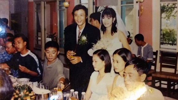 Kỷ niệm 20 năm ngày cưới với bà xã từng bị gia đình phản đối, Võ Hoài Nam: 'Sắp rồi, chỉ 40 năm nữa thôi là đường ai nấy đi nhé' Kỷ niệm 20 năm ngày cưới với bà xã từng bị gia đình phản đối, Võ Hoài Nam: 'Sắp rồi, chỉ 40 năm nữa thôi là đường ai nấy đi nhé'