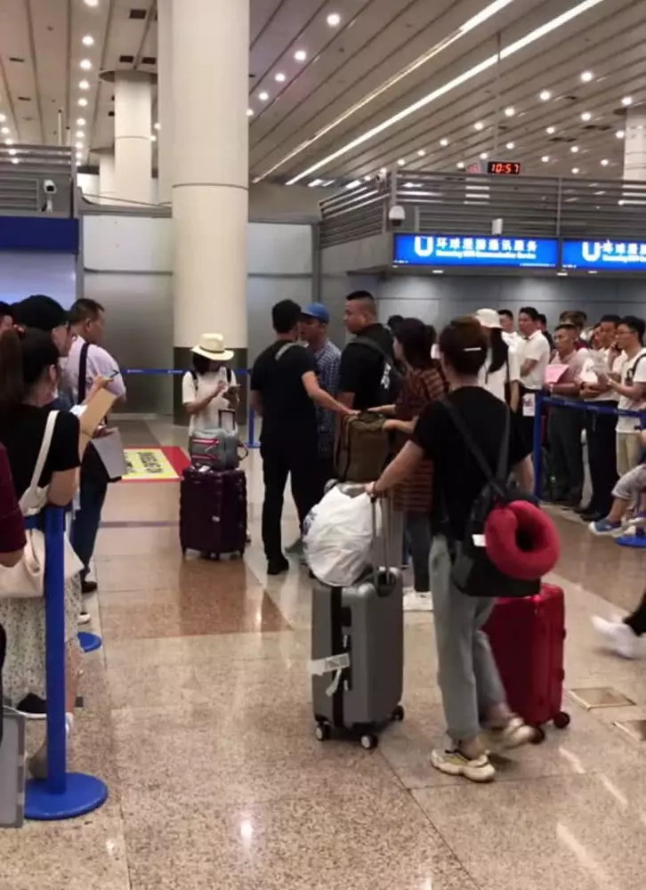 'Đệ nhất sát gái' Hong Kong Trần Quán Hy lại gây tranh cãi khi gây sự, cãi nhau giữa nơi công cộng - 1 'Đệ nhất sát gái' Hong Kong Trần Quán Hy lại gây tranh cãi khi gây sự, cãi nhau giữa nơi công cộng - 1