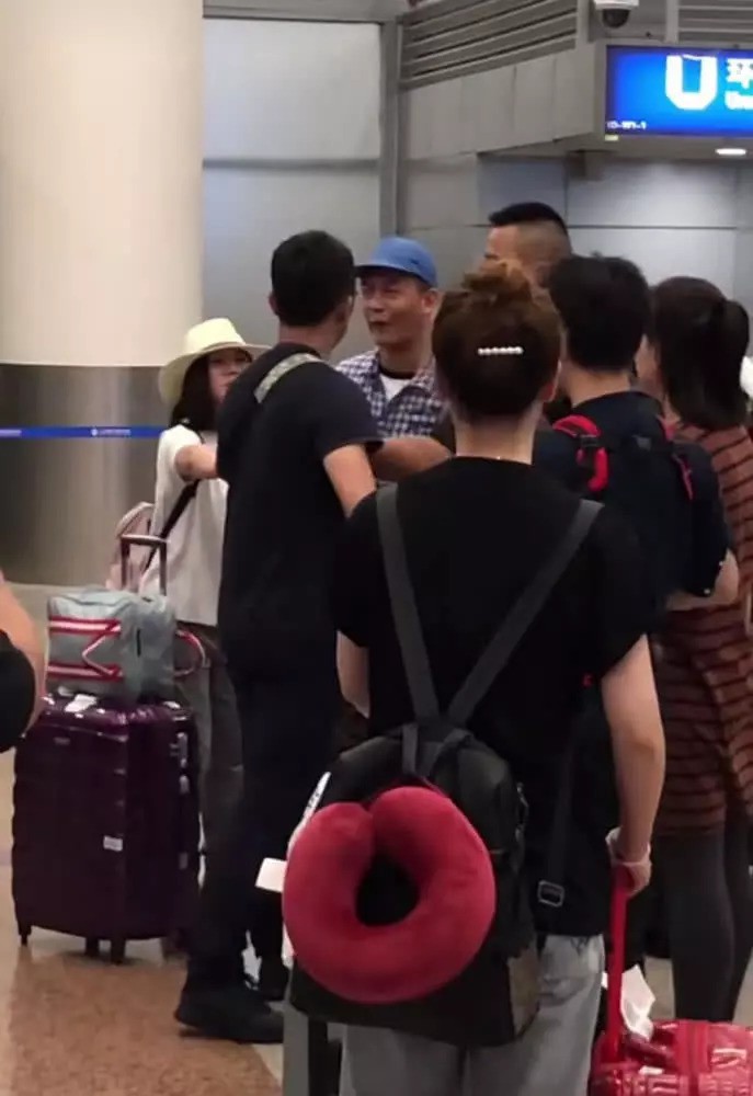 'Đệ nhất sát gái' Hong Kong Trần Quán Hy lại gây tranh cãi khi gây sự, cãi nhau giữa nơi công cộng - 2 'Đệ nhất sát gái' Hong Kong Trần Quán Hy lại gây tranh cãi khi gây sự, cãi nhau giữa nơi công cộng - 2