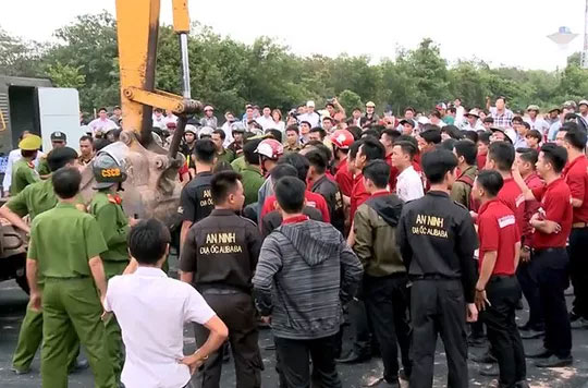 Việc Alibaba 'làm trời' ở Bà Rịa- Vũng Tàu: Cơ quan chức năng cần vào cuộc điều tra ngay Việc Alibaba 'làm trời' ở Bà Rịa- Vũng Tàu: Cơ quan chức năng cần vào cuộc điều tra ngay