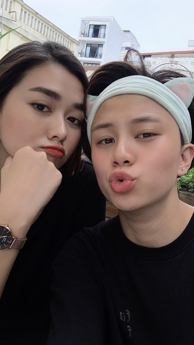 Ánh Dương 'Về nhà đi con': Trong phim thì mê mẩn Rooster, ngoài đời thì cứ sểnh ra là chụp ảnh với gái xinh! - 1 Ánh Dương 'Về nhà đi con': Trong phim thì mê mẩn Rooster, ngoài đời thì cứ sểnh ra là chụp ảnh với gái xinh! - 1
