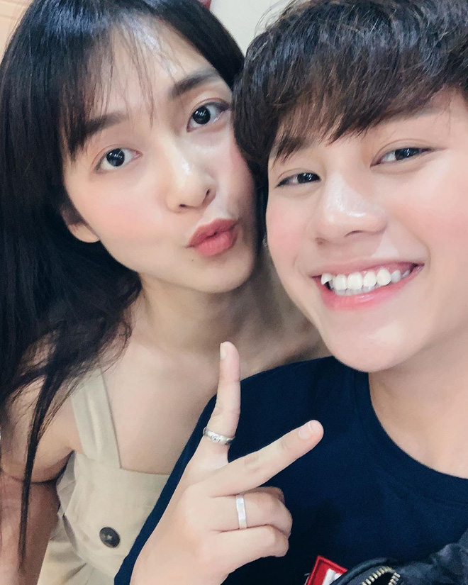 Ánh Dương 'Về nhà đi con': Trong phim thì mê mẩn Rooster, ngoài đời thì cứ sểnh ra là chụp ảnh với gái xinh! - 3 Ánh Dương 'Về nhà đi con': Trong phim thì mê mẩn Rooster, ngoài đời thì cứ sểnh ra là chụp ảnh với gái xinh! - 3