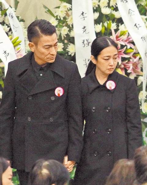 Người đàn bà 25 năm đứng trong bóng tối của Lưu Đức Hoa: 'Trăm lối đi chỉ mong một lối về, vạn người nhớ không bằng một người thương' - 4 Người đàn bà 25 năm đứng trong bóng tối của Lưu Đức Hoa: 'Trăm lối đi chỉ mong một lối về, vạn người nhớ không bằng một người thương' - 4