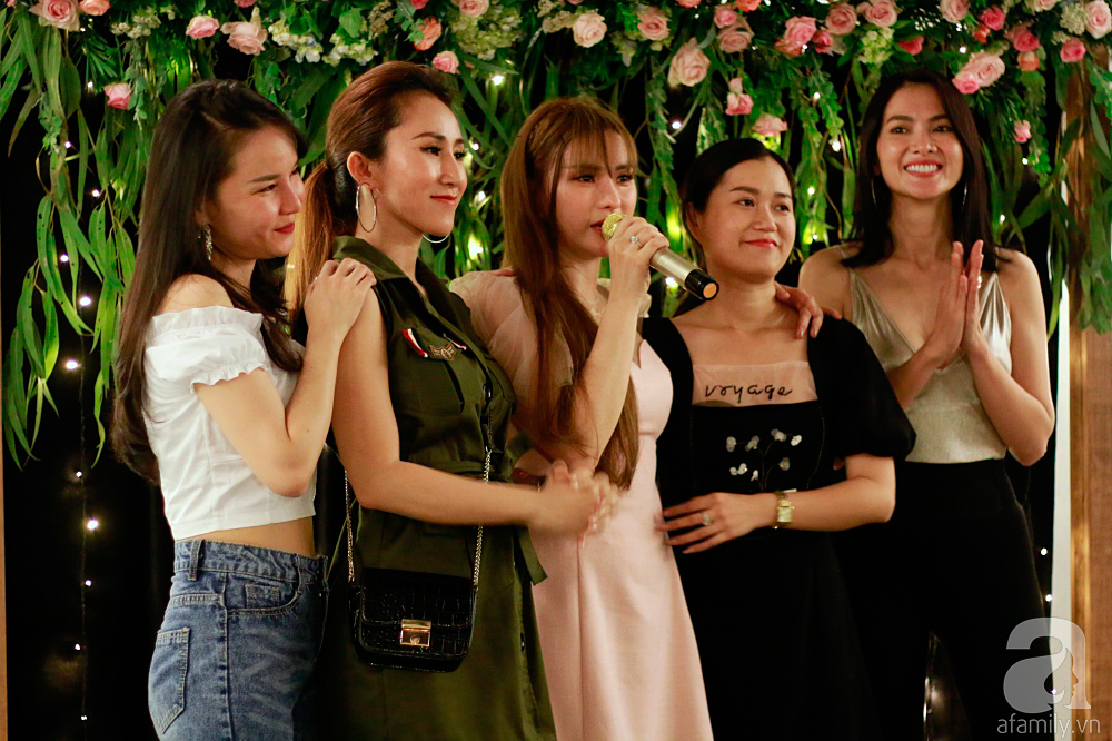 Thu Thủy bất ngờ được bạn trai kém chục tuổi quỳ gối cầu hôn trong bữa tiệc thân mật - 6 Thu Thủy bất ngờ được bạn trai kém chục tuổi quỳ gối cầu hôn trong bữa tiệc thân mật - 6