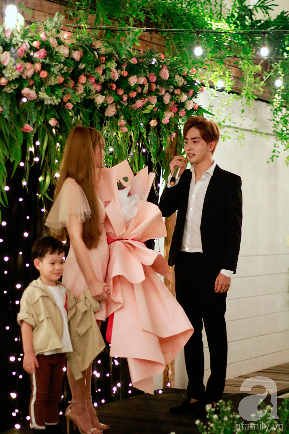 Thu Thủy bất ngờ được bạn trai kém chục tuổi quỳ gối cầu hôn trong bữa tiệc thân mật - 7 Thu Thủy bất ngờ được bạn trai kém chục tuổi quỳ gối cầu hôn trong bữa tiệc thân mật - 7