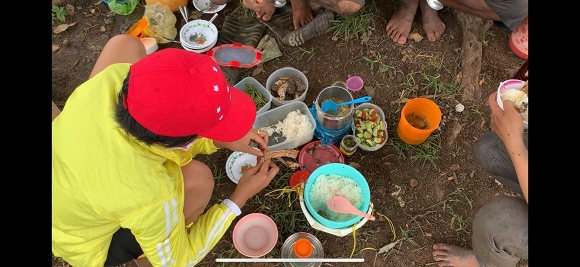 Bỏ ngoài tai những ồn ào về hình tượng của một Hoa hậu, H'Hen Niê vẫn thoải mái lội ruộng làm đồng, ăn cơm cá khô với biểu cảm hài hước - 2 Bỏ ngoài tai những ồn ào về hình tượng của một Hoa hậu, H'Hen Niê vẫn thoải mái lội ruộng làm đồng, ăn cơm cá khô với biểu cảm hài hước - 2
