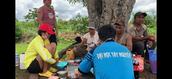 Bỏ ngoài tai những ồn ào về hình tượng của một Hoa hậu, H'Hen Niê vẫn thoải mái lội ruộng làm đồng, ăn cơm cá khô với biểu cảm hài hước - 3 Bỏ ngoài tai những ồn ào về hình tượng của một Hoa hậu, H'Hen Niê vẫn thoải mái lội ruộng làm đồng, ăn cơm cá khô với biểu cảm hài hước - 3