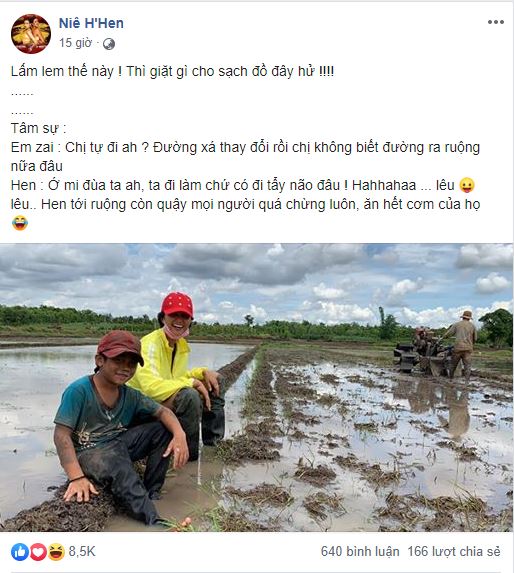 Bỏ ngoài tai những ồn ào về hình tượng của một Hoa hậu, H'Hen Niê vẫn thoải mái lội ruộng làm đồng, ăn cơm cá khô với biểu cảm hài hước Bỏ ngoài tai những ồn ào về hình tượng của một Hoa hậu, H'Hen Niê vẫn thoải mái lội ruộng làm đồng, ăn cơm cá khô với biểu cảm hài hước