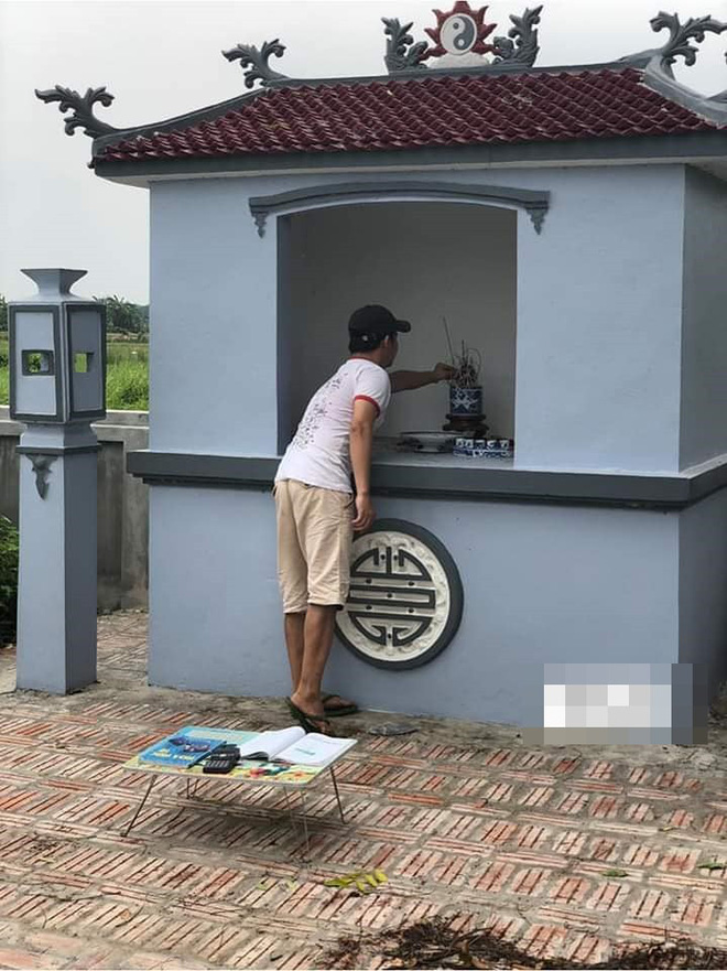 Xôn xao bức ảnh nam sinh cầm sách vở ra mộ cụ ôn bài trước ngày thi Đại học - 1 Xôn xao bức ảnh nam sinh cầm sách vở ra mộ cụ ôn bài trước ngày thi Đại học - 1
