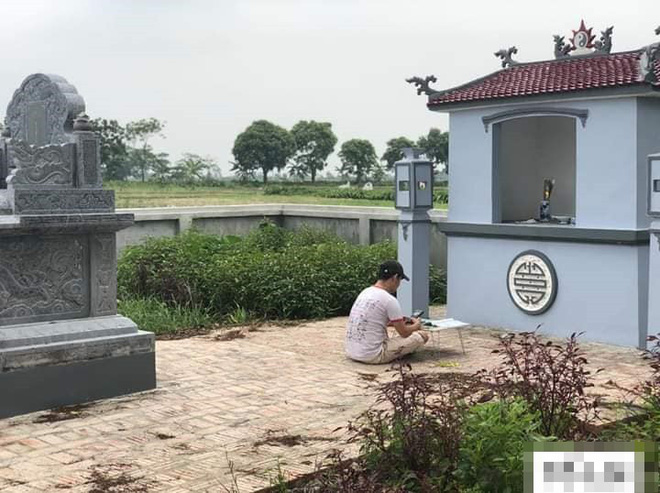 Xôn xao bức ảnh nam sinh cầm sách vở ra mộ cụ ôn bài trước ngày thi Đại học Xôn xao bức ảnh nam sinh cầm sách vở ra mộ cụ ôn bài trước ngày thi Đại học