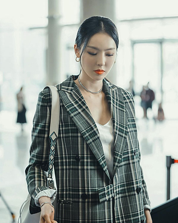 Phim Hàn gần đây có thể ảm đạm, nhưng thời trang trong đó vẫn là nguồn cảm hứng dạt dào cho chị em công sở - 13 Phim Hàn gần đây có thể ảm đạm, nhưng thời trang trong đó vẫn là nguồn cảm hứng dạt dào cho chị em công sở - 13