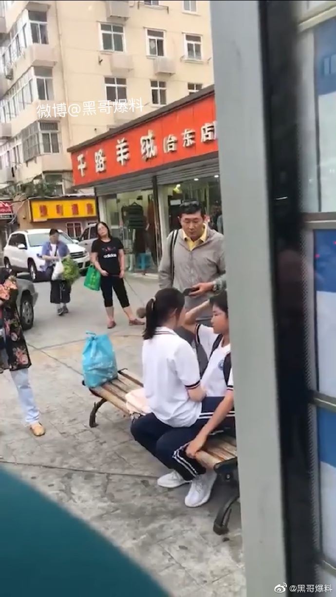 Cặp đôi học sinh gây phẫn nộ vì ngồi lên đùi nhau âu yếm thân mật ngoài đường, bị người lớn nhắc còn thái độ ra mặt Cặp đôi học sinh gây phẫn nộ vì ngồi lên đùi nhau âu yếm thân mật ngoài đường, bị người lớn nhắc còn thái độ ra mặt