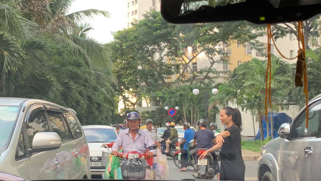 Bầu 6 tháng, vợ Hoàng Bách vẫn 'lao' xuống đường giải quyết kẹt xe và cái kết đầy bất ngờ Bầu 6 tháng, vợ Hoàng Bách vẫn 'lao' xuống đường giải quyết kẹt xe và cái kết đầy bất ngờ