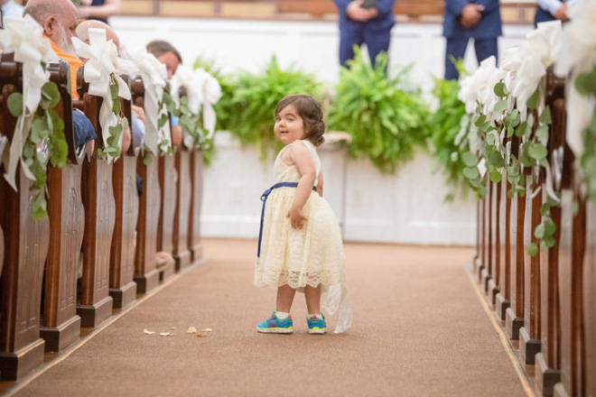 Câu chuyện ít ai biết đằng sau bức ảnh đáng yêu của cô bé phù dâu nhí 3 tuổi khiến nhiều người có thêm niềm tin vào cuộc sống Câu chuyện ít ai biết đằng sau bức ảnh đáng yêu của cô bé phù dâu nhí 3 tuổi khiến nhiều người có thêm niềm tin vào cuộc sống
