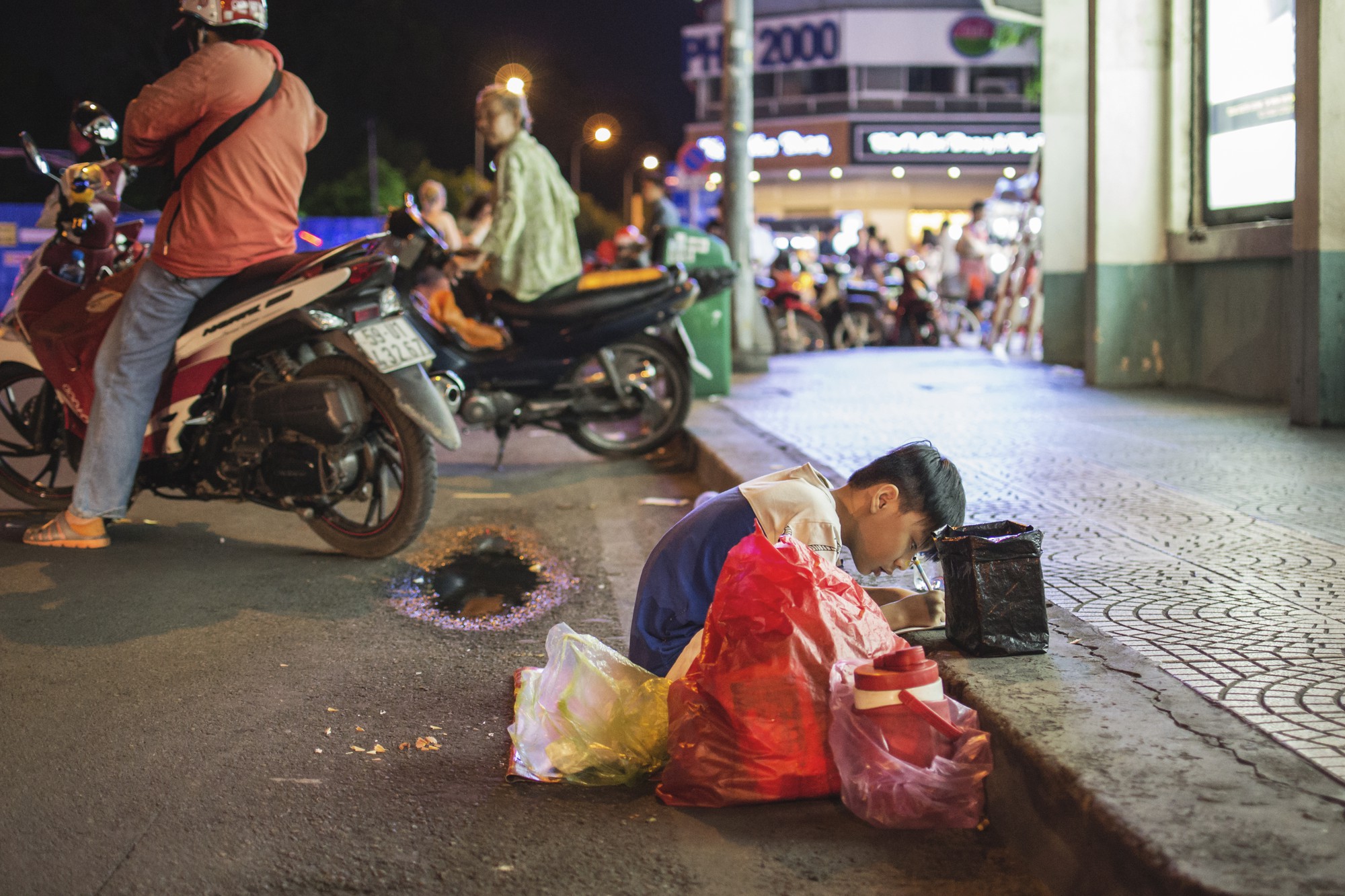 Khoảnh khắc người mẹ dạy con học bài bên vỉa hè giữa Sài Gòn náo nhiệt khiến dân mạng xúc động mạnh - 2 Khoảnh khắc người mẹ dạy con học bài bên vỉa hè giữa Sài Gòn náo nhiệt khiến dân mạng xúc động mạnh - 2
