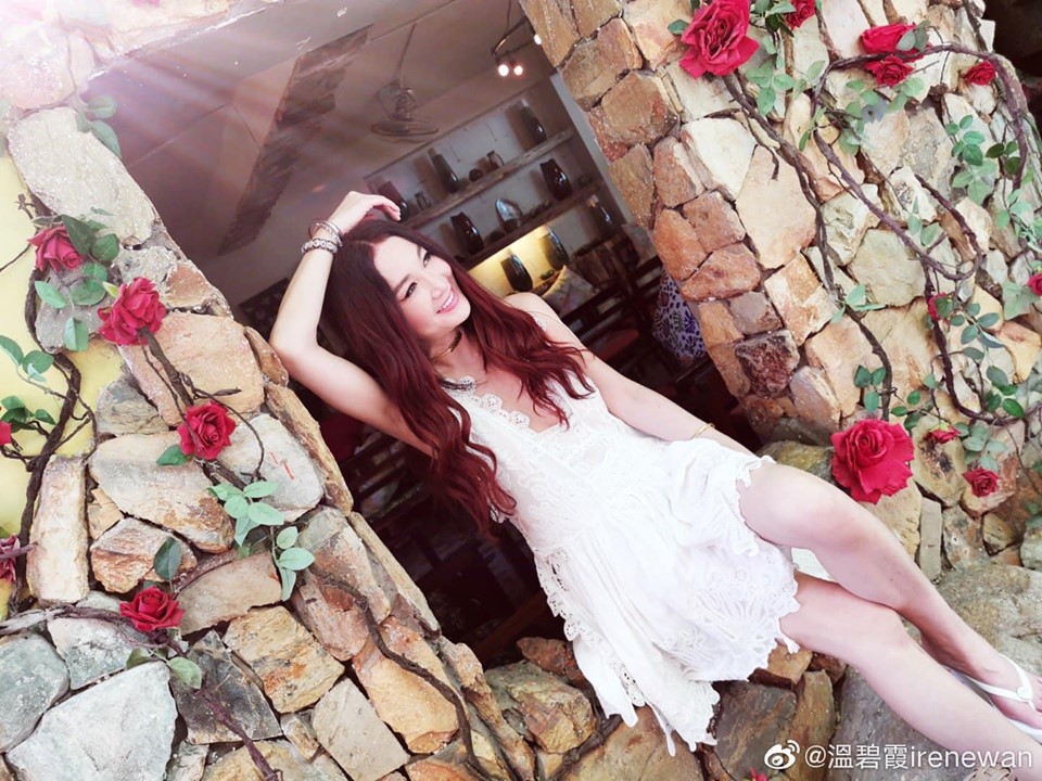 'Đát Kỷ' Ôn Bích Hà khoe ảnh du lịch Nha Trang, dân tình chỉ dán mắt vào body U55 mà sexy như gái đôi mươi của bà - 1 'Đát Kỷ' Ôn Bích Hà khoe ảnh du lịch Nha Trang, dân tình chỉ dán mắt vào body U55 mà sexy như gái đôi mươi của bà - 1