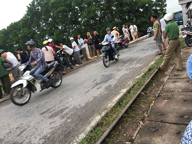 Lật thuyền trong đêm, 2 bà cháu rơi xuống sông mất tích - 1 Lật thuyền trong đêm, 2 bà cháu rơi xuống sông mất tích - 1
