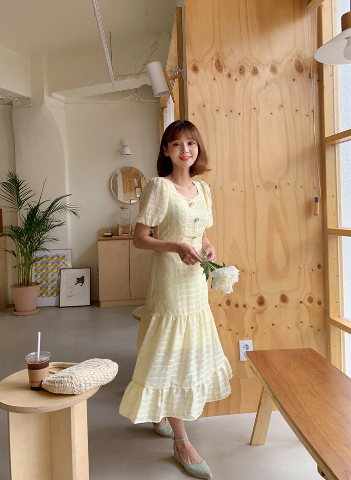 Không chỉ xinh lịm tim, mẫu váy này còn sánh ngang với váy cổ chữ V về khả năng “sang chảnh hóa” phong cách - 10 Không chỉ xinh lịm tim, mẫu váy này còn sánh ngang với váy cổ chữ V về khả năng “sang chảnh hóa” phong cách - 10