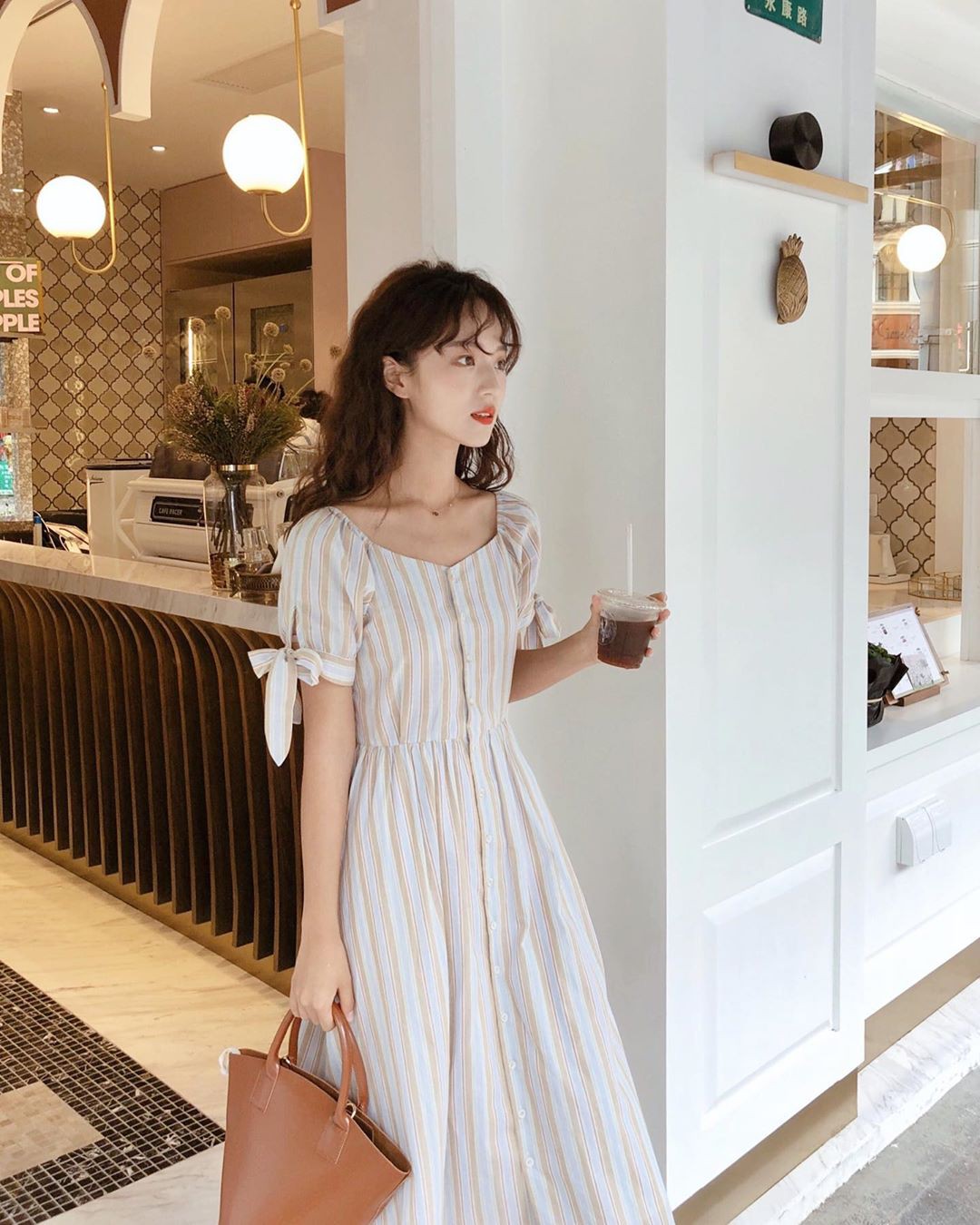 Không chỉ xinh lịm tim, mẫu váy này còn sánh ngang với váy cổ chữ V về khả năng “sang chảnh hóa” phong cách - 11 Không chỉ xinh lịm tim, mẫu váy này còn sánh ngang với váy cổ chữ V về khả năng “sang chảnh hóa” phong cách - 11