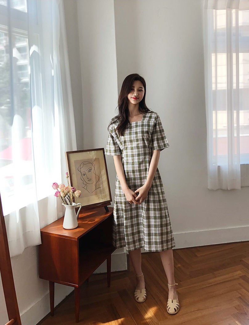 Không chỉ xinh lịm tim, mẫu váy này còn sánh ngang với váy cổ chữ V về khả năng “sang chảnh hóa” phong cách - 7 Không chỉ xinh lịm tim, mẫu váy này còn sánh ngang với váy cổ chữ V về khả năng “sang chảnh hóa” phong cách - 7