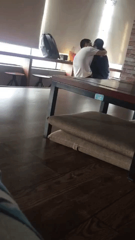 Cặp đôi 'nựng' nhau nhiệt tình ở quán trà sữa khiến mạng xã hội tranh cãi gay gắt Cặp đôi 'nựng' nhau nhiệt tình ở quán trà sữa khiến mạng xã hội tranh cãi gay gắt