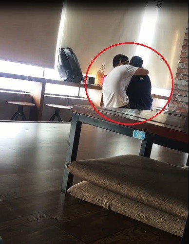 Cặp đôi 'nựng' nhau nhiệt tình ở quán trà sữa khiến mạng xã hội tranh cãi gay gắt - 1 Cặp đôi 'nựng' nhau nhiệt tình ở quán trà sữa khiến mạng xã hội tranh cãi gay gắt - 1