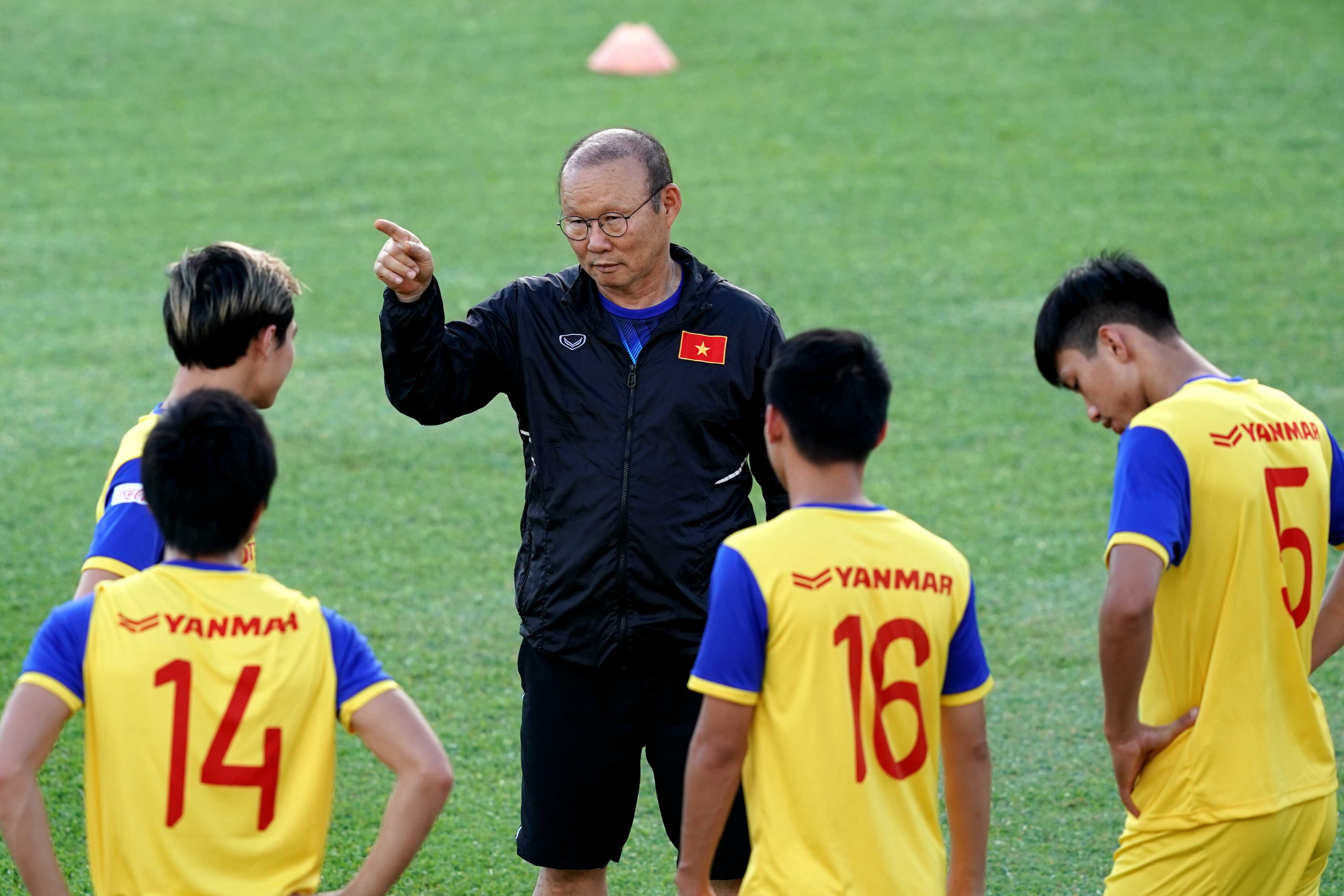 'Không nên lấy tình cảm để bù đắp tiền lương cho ông Park' 'Không nên lấy tình cảm để bù đắp tiền lương cho ông Park'
