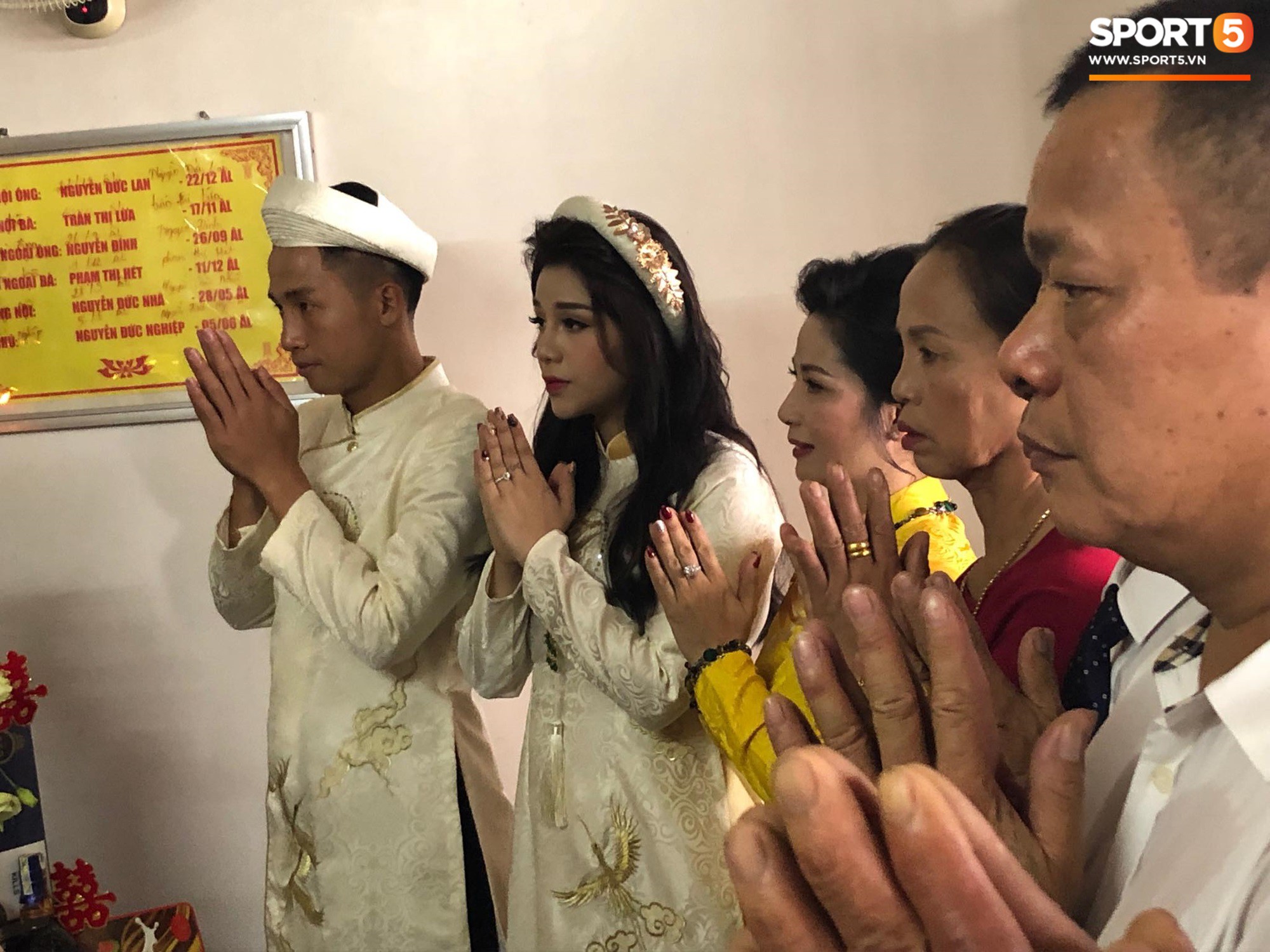Bùi Tiến Dũng làm đám hỏi hoành tráng, nhưng vòng 2 lùm lùm của cô dâu khiến dân mạng xôn xao Khánh Linh 'cưới chạy bầu' - 2 Bùi Tiến Dũng làm đám hỏi hoành tráng, nhưng vòng 2 lùm lùm của cô dâu khiến dân mạng xôn xao Khánh Linh 'cưới chạy bầu' - 2