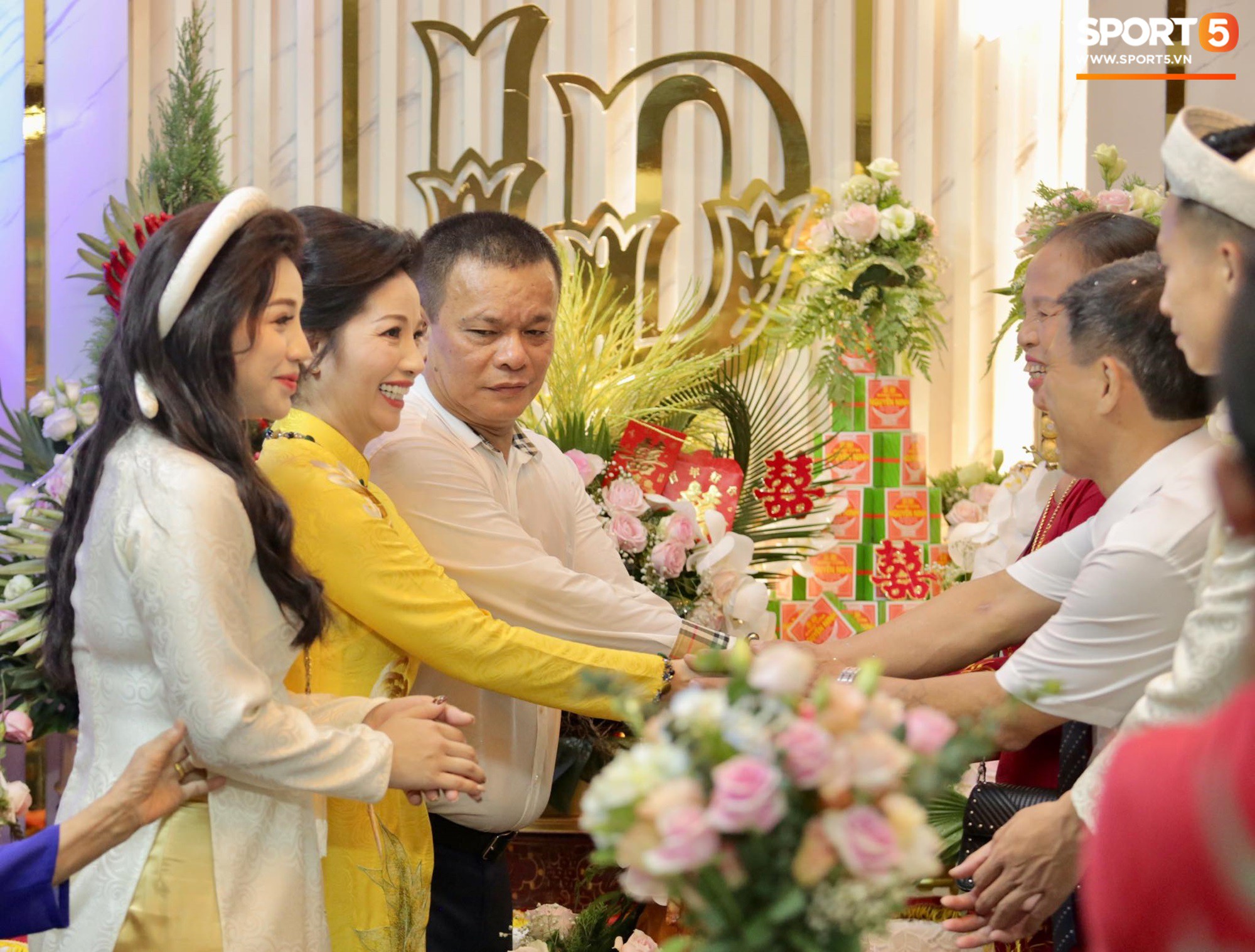Bạn gái Trọng Đại gây chú ý khi lái 'xế hộp' tiền tỉ đến dự đám hỏi Bùi Tiến Dũng - 1 Bạn gái Trọng Đại gây chú ý khi lái 'xế hộp' tiền tỉ đến dự đám hỏi Bùi Tiến Dũng - 1