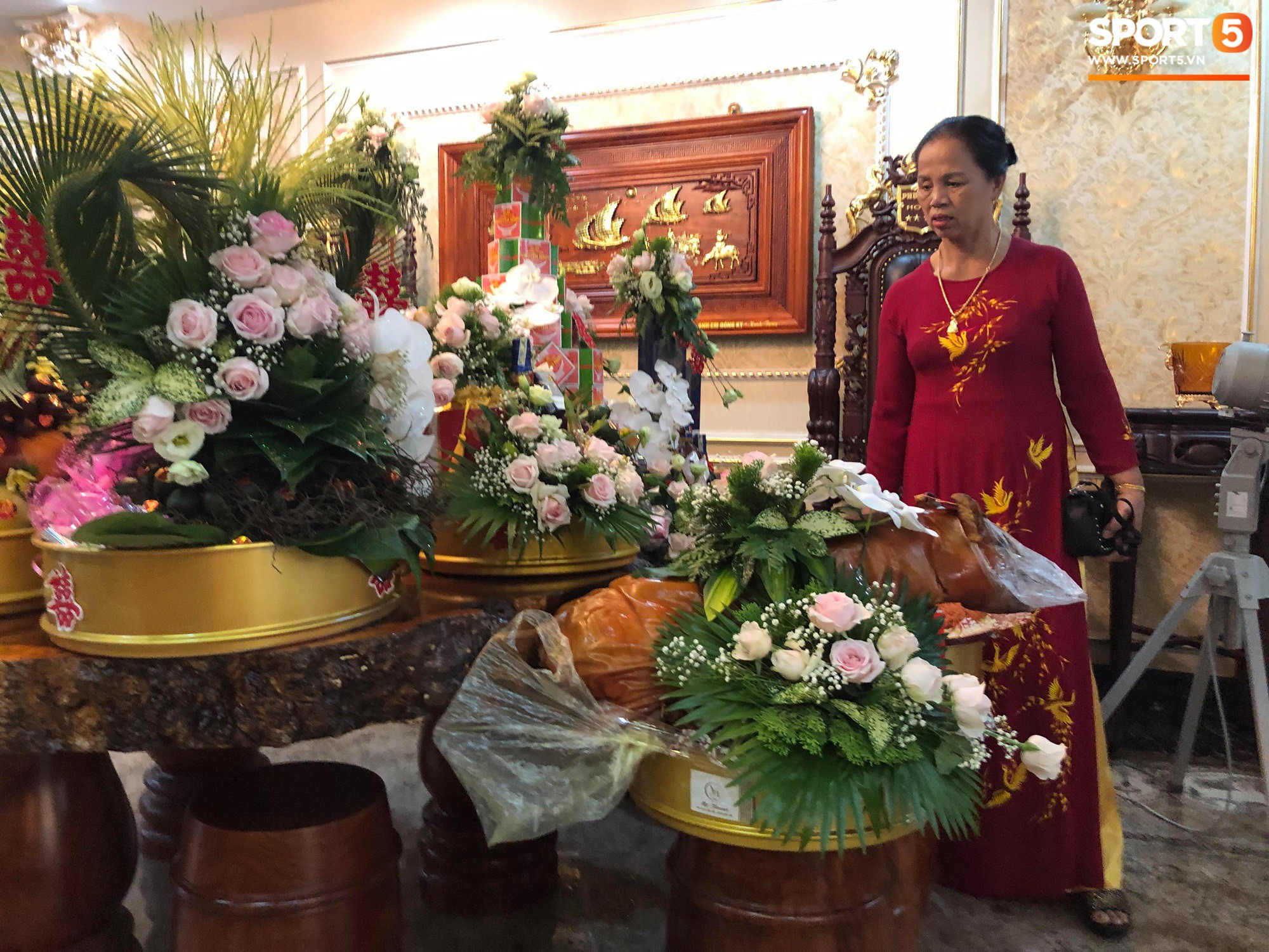 Đám hỏi hoành tráng Bùi Tiến Dũng khép lại với nụ cười mãn nguyện của đôi bạn trẻ - 1 Đám hỏi hoành tráng Bùi Tiến Dũng khép lại với nụ cười mãn nguyện của đôi bạn trẻ - 1