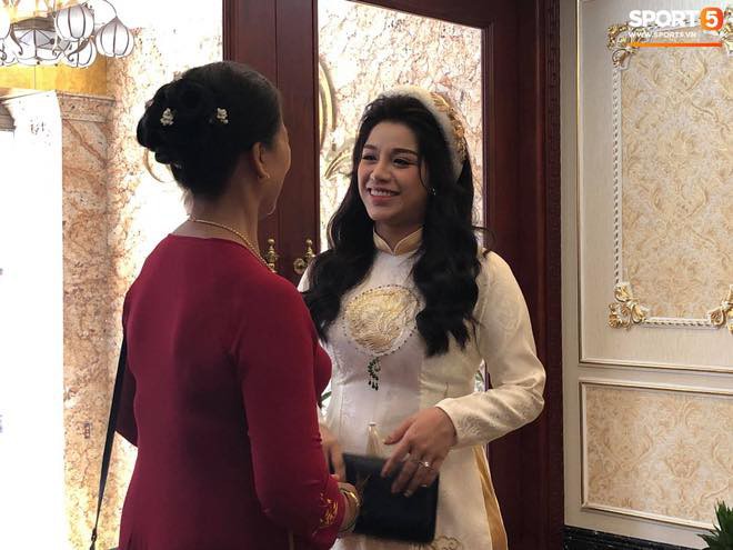 Bùi Tiến Dũng làm đám hỏi hoành tráng, nhưng vòng 2 lùm lùm của cô dâu khiến dân mạng xôn xao Khánh Linh 'cưới chạy bầu' - 4 Bùi Tiến Dũng làm đám hỏi hoành tráng, nhưng vòng 2 lùm lùm của cô dâu khiến dân mạng xôn xao Khánh Linh 'cưới chạy bầu' - 4