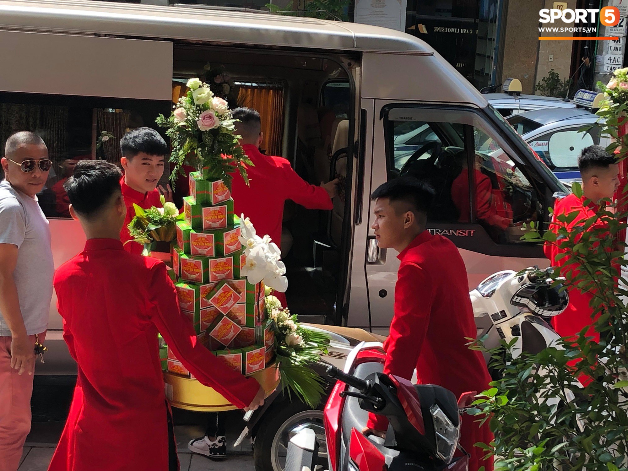 Đám hỏi hoành tráng Bùi Tiến Dũng khép lại với nụ cười mãn nguyện của đôi bạn trẻ - 8 Đám hỏi hoành tráng Bùi Tiến Dũng khép lại với nụ cười mãn nguyện của đôi bạn trẻ - 8
