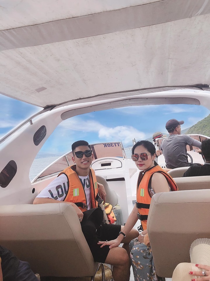 Bạn gái Trọng Đại gây chú ý khi lái 'xế hộp' tiền tỉ đến dự đám hỏi Bùi Tiến Dũng - 9 Bạn gái Trọng Đại gây chú ý khi lái 'xế hộp' tiền tỉ đến dự đám hỏi Bùi Tiến Dũng - 9
