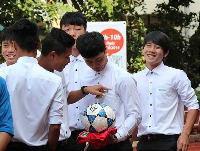 Dân mạng 'đào mộ' loạt ảnh dàn cầu thủ tuyển Việt Nam 'mài đũng quần' ngồi làm bài thi - 8 Dân mạng 'đào mộ' loạt ảnh dàn cầu thủ tuyển Việt Nam 'mài đũng quần' ngồi làm bài thi - 8