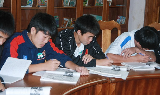 Dân mạng 'đào mộ' loạt ảnh dàn cầu thủ tuyển Việt Nam 'mài đũng quần' ngồi làm bài thi - 7 Dân mạng 'đào mộ' loạt ảnh dàn cầu thủ tuyển Việt Nam 'mài đũng quần' ngồi làm bài thi - 7